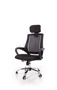 带黑色靠背、黑色座椅和把手的办公椅，隔离在白色背景中