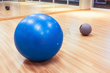 木地板上的健身球
