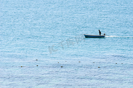 蓝色大海摄影照片_蓝色大海上的小船