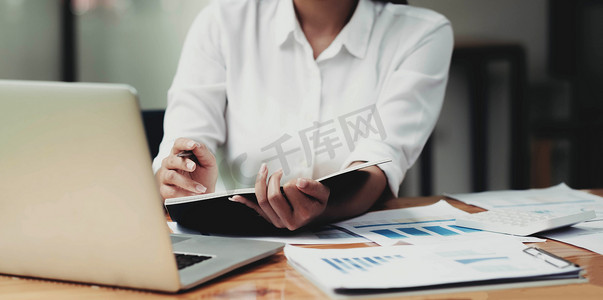 女商人投资顾问分析公司年度财务报告资产负债表与文件图形。