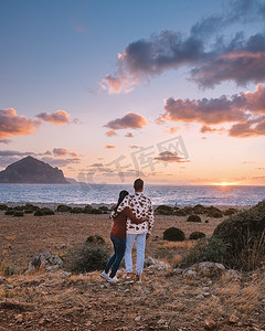 中年警察摄影照片_圣维托洛卡波西西里岛，一对中年男女参观圣维托洛卡波西西里岛的海滩