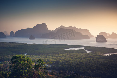 热带海景泰国的自然风景风景早晨日出，东南亚海群岛天堂岛鸟瞰图，泰国旅游目的地。