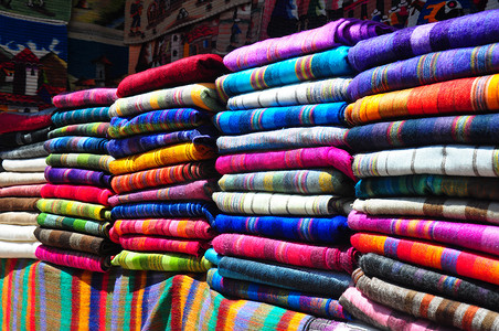 有传统纺织品的市场摊位