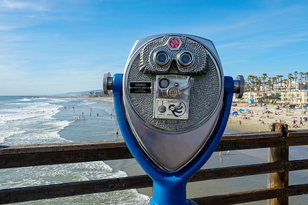 海洋风格背景摄影照片_具有海滩背景的观光复古风格双筒望远镜 Oceanside Pier
