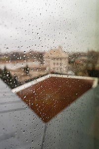 阴天下雨雨滴摄影照片_阴天窗外满是小雨点