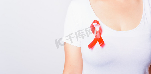 特写女性与红丝带支持 HIV 艾滋病在衬衫上