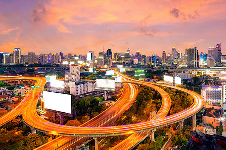 泰国曼谷市中心的高速公路和现代建筑的城市景观。