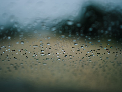 雨海下大雨时，玻璃上的雨滴