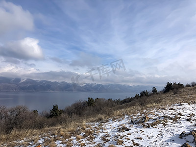 温度图像摄影照片_冬天的塞万湖，亚美尼亚 - 图库照片