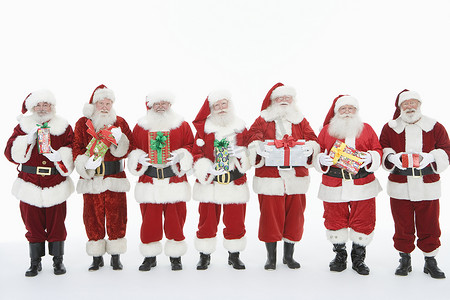 一群打扮成圣诞老人拿着礼物的男人