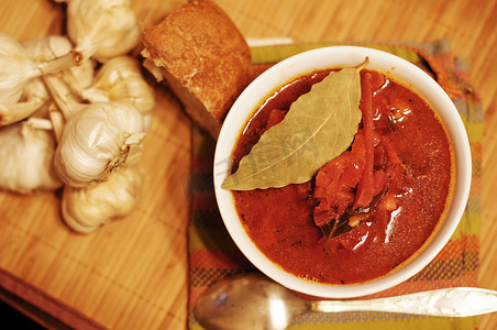 传统的乌克兰红罗宋汤和大蒜头