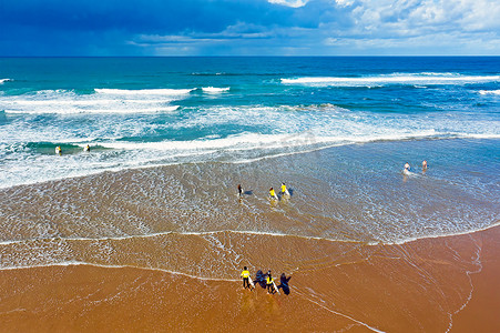 冲浪者在葡萄牙 Praia Vale Figueiras 接受冲浪课程的航拍
