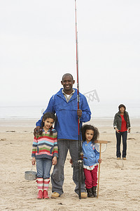 海滩之旅摄影照片_家庭海滩钓鱼之旅