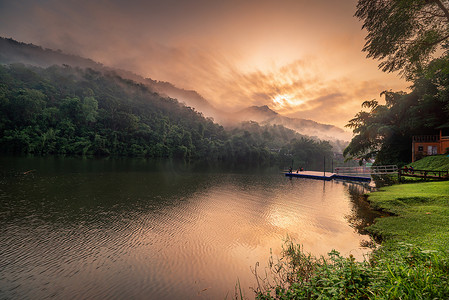 大雾风景摄影照片_日出时蓝天背景下的山脉景观景观，早晨风景秀丽的宁静自然与美丽的湖泊。