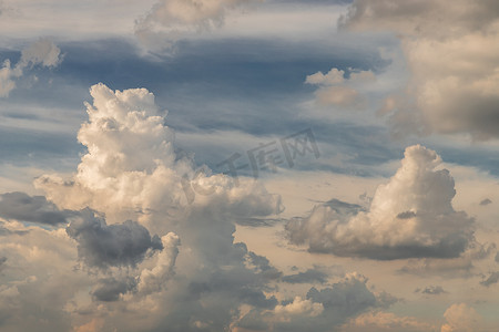 蓝色大气摄影照片_美丽的蓝天与云背景。天空云，天空与云天气自然云蓝色。