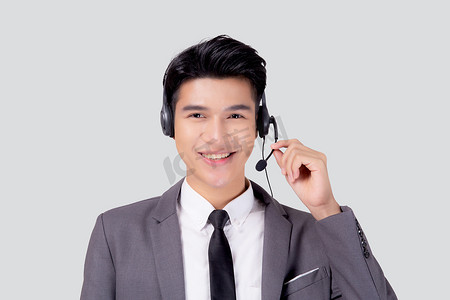 肖像年轻的亚洲商人呼叫中心戴着耳机隔离在白色背景，代理提供支持和服务，商人是客户的助理，有电话或在线帮助热线。