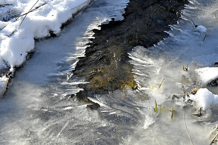 阳光小溪摄影照片_冬天结冰的小溪