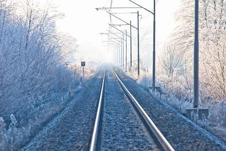 铁轨风景摄影照片_霜景观视图中的铁轨