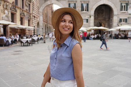 文化之旅摄影照片_时尚美女在维罗纳老城漫步，享受欧洲奢华之旅