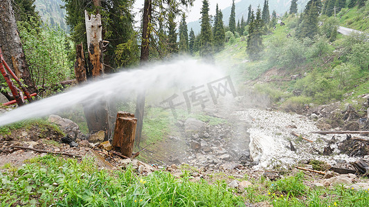 水压在森林中爆发。