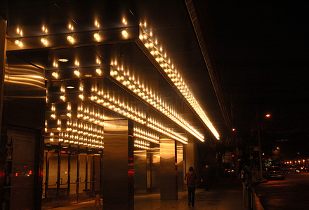 旧金山歌剧院入口在夜间照亮。雨后反射