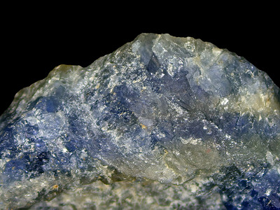 蓝宝石珠宝摄影照片_蓝宝石，微距镜头中的晶石