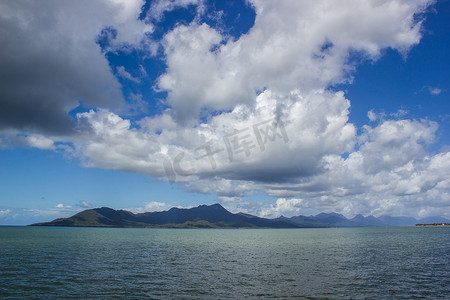 在一个美丽的夏日欣赏邓克岛，昆士兰州的使命海滩