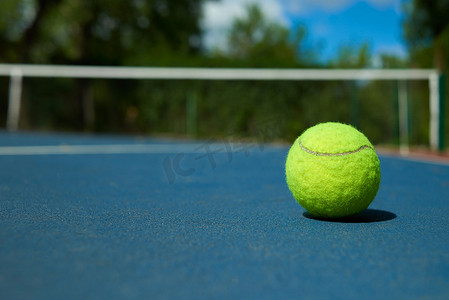 在开场的蓝色地毯上的黄色网球。