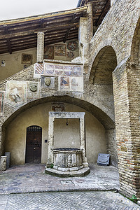 意大利标志性城镇圣吉米尼亚诺的中世纪建筑