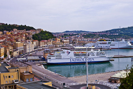 意大利安科纳 — 2019 年 6 月 8 日：安科纳港停靠着游轮和船只，享有古城景观。