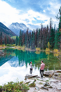 马蹄湖，贾斯珀国家公园，加拿大艾伯塔省，一对男女望着绿蓝的湖