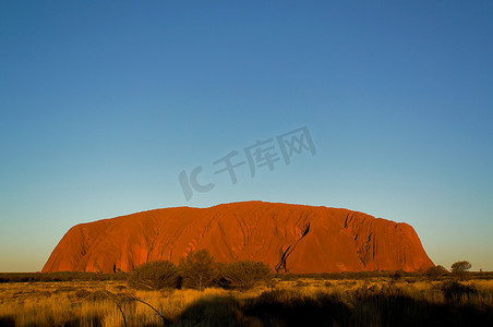 我中心摄影照片_乌鲁鲁日出，艾尔斯岩 - 澳大利亚红土中心