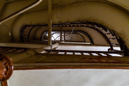 向上看旧公寓楼的旧螺旋楼梯