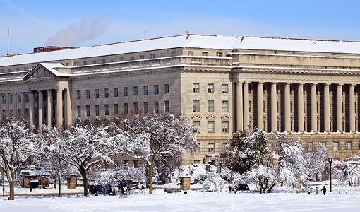 敬礼宪法摄影照片_华盛顿宪法大道雪后商务部