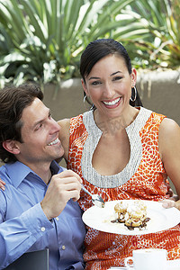 一对快乐的夫妇在户外咖啡馆共进晚餐的肖像