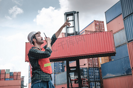 运输集装箱工程师在集装箱造船厂通过对讲机管理控制。