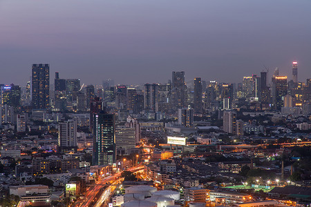 曼谷的天空景观与曼谷商业区的摩天大楼在傍晚美丽的暮色中赋予这座城市现代风格。