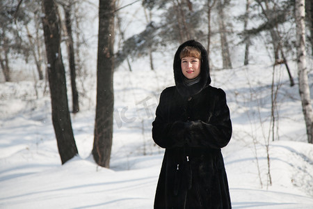 下雪青年摄影照片_一件裘皮大衣的女孩