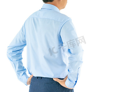 长袖叉腰摄影照片_穿长袖衬衫的男人穿着叉腰站着，有剪裁路径