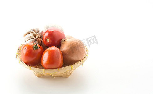 篮子里的西红柿、洋葱和大蒜