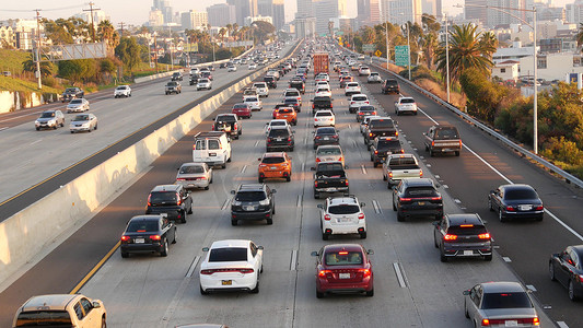 美国加利福尼亚州圣地亚哥 — 2020 年 1 月 15 日：繁忙的城际高速公路，高峰时段高速公路上的交通拥堵。