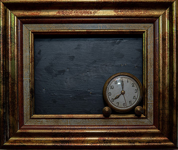 中倒计时摄影照片_黑色石板背景和标记中的古董钟