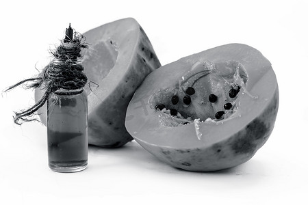 浓度摄影照片_在透明玻璃瓶中分离出白色的生切木瓜及其浓度或精华。