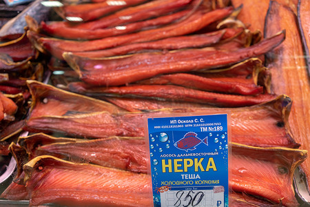 海鲜市场陈列柜中的红鱼。