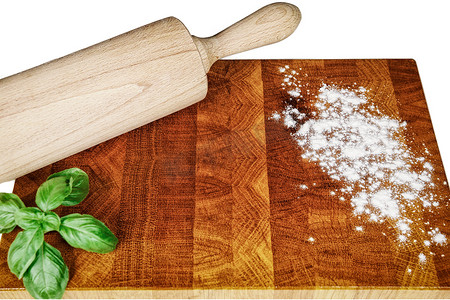 厨房木板撒上少许面粉、厨房用卷纸和罗勒