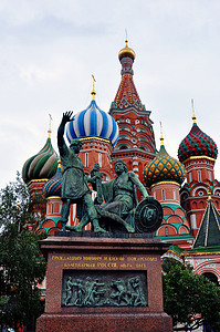 莫斯科红场米宁和波扎尔斯基纪念碑与圣瓦西里大教堂的绿树和墙壁相映成趣