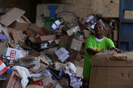 垃圾填埋摄影照片_从事材料回收工作的黑人妇女