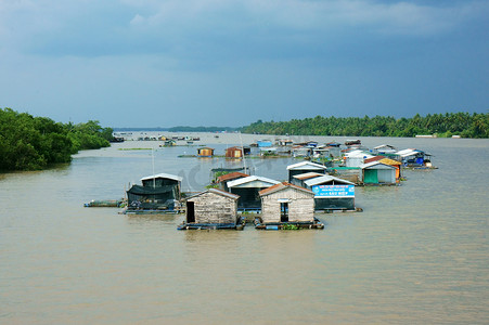 越南房子摄影照片_漂浮的住宅，漂浮的房子，槟椥河