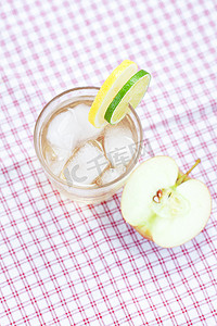 “加柠檬和酸橙的水，加冰的玻璃杯中的苹果”