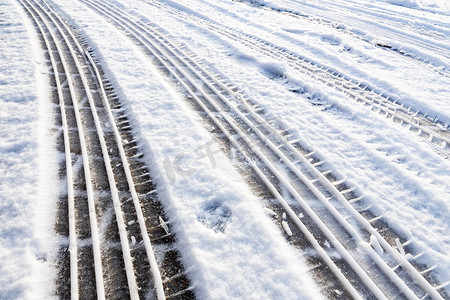 雪地里的汽车轮胎痕迹